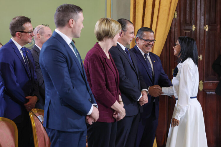 Fotografía difundida por el Palacio de Miraflores de la presidenta encargada de Venezuela, Delcy Rodríguez (d), durante la firma un acuerdo con la compañía estadounidense Chevron este lunes, en Caracas (Venezuela). EFE/ Palacio de Miraflores