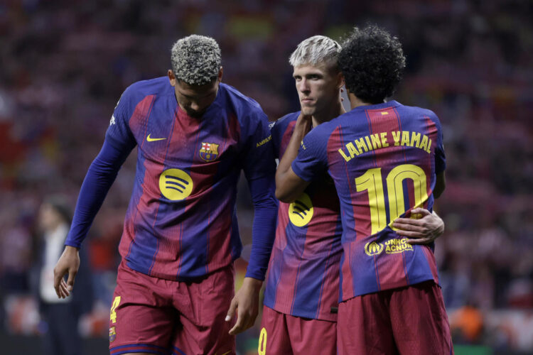 Los jugadores del FC Barcelona Ronald Araújo (i), Dani Olmo (c) y Lamine Yamal (d) al finalizar el partido de vuelta de cuartos de final de Liga de Campeones contra el Atlético de Madrid. EFE/Juanjo Martín