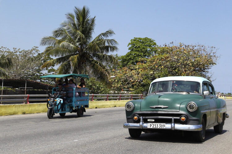 Fotografía que muestra un vehículo transitando por una vía este 27 de abril de 2026, en La Habana (Cuba). EFE/ Ernesto Mastrascusa