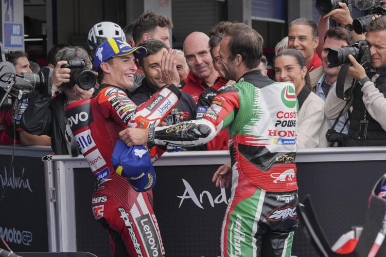 El piloto español de MotoGP Marc Márquez (i) (Ducati Lenovo Team) el piloto francés Johann Zarco (Castrol Honda LCR) celebran tras lograr la primera y segunda posición, respectivamente, en la clasificación para el Gran Premio de España en la categoría de MotoGP que se disputa el domingo en el circuito de Jerez de la Frontera. EFE/Roman Ríos