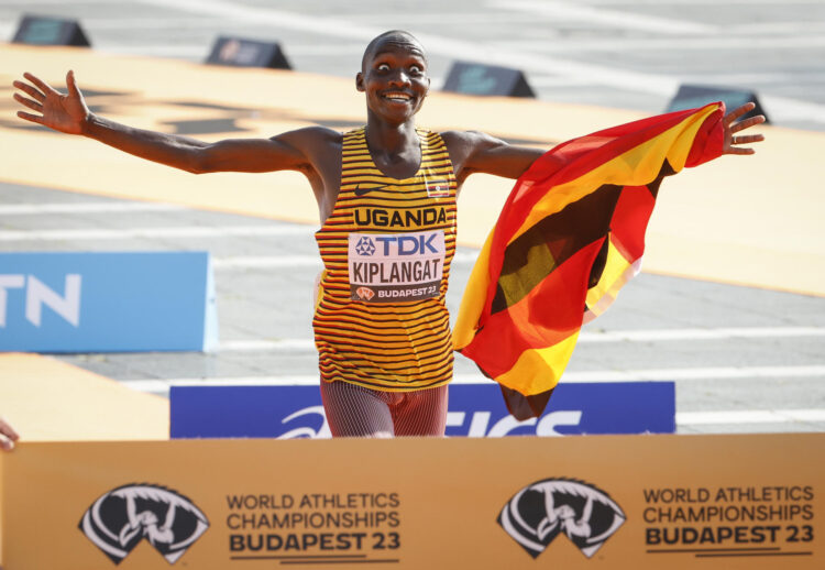 El atleta de Uganda Victor Kiplangat, en el momento de vencer el maratón de los Mundiales de Atletismo de Budapest, en 2023. EFE/Javier Etxezarreta