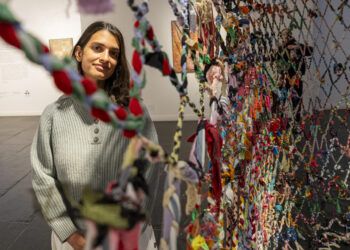 Una artista venezolana invita a trenzar en Nueva York para reconectar con la humanidad