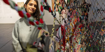 Una artista venezolana invita a trenzar en Nueva York para reconectar con la humanidad