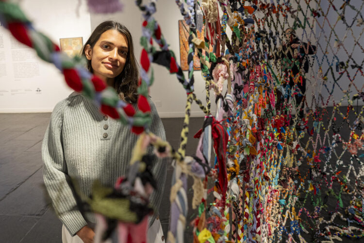 La artista visual venezolana Cassandra Mayela Allen posa en una entrevista con EFE durante la presentación de su exposición 'Aquel Amplex' (Aquel abrazo) este lunes, en el Instituto Cervantes en Nueva York (Estados Unidos). EFE/ Ángel Colmenares