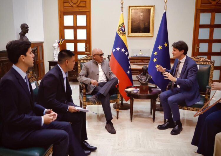 Fotografía difundida por el canal estatal Venezolana de Televisión (VTV) del presidente de la Asamblea Nacional de Venezuela (AN), Jorge Rodríguez (c), reunido con el director general adjunto para las Américas en el Servicio Europeo de Acción Exterior Pelayo Castro Zuzuárregui (d) y representantes de la Unión Europea (UE) este jueves, en Caracas (Venezuela). EFE/ VTV