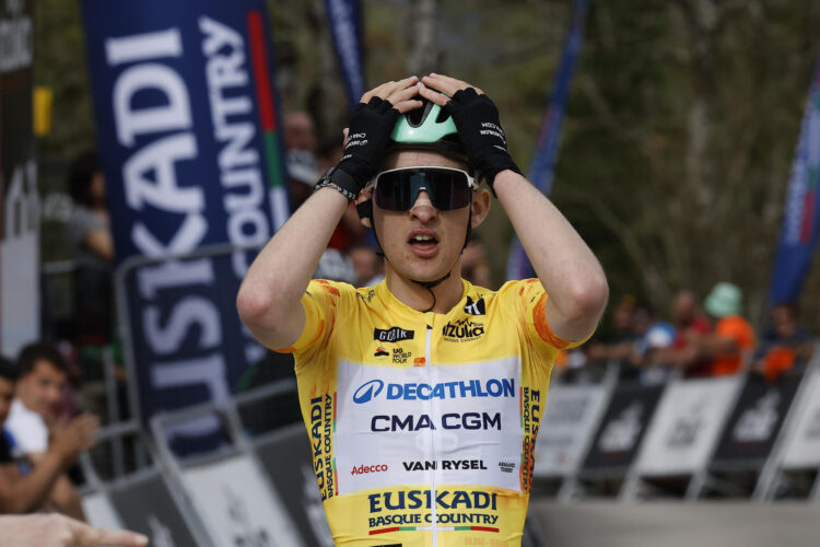 El ciclista del Decathlon CMA CGM Team, Paul Seixas, se ha proclamado vencedor de la segunda etapa de la Vuelta Ciclista al País Vasco-Itzulia, que se ha disputado este martes con salida en Pamplona y meta en las Cuevas de Mendukilo. EFE/ Villar López