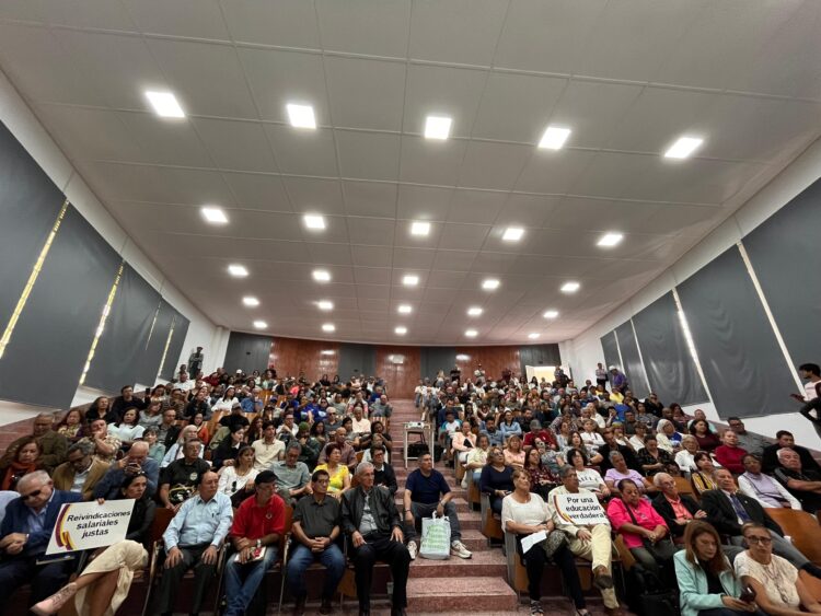  La convocatoria efectuada llenó los espacios del auditorio 108 de la facultad de Medicina ULA. Foto: Prensa Apula 