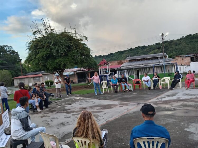 Elizabeth Hernández se dirige a los asambleístas