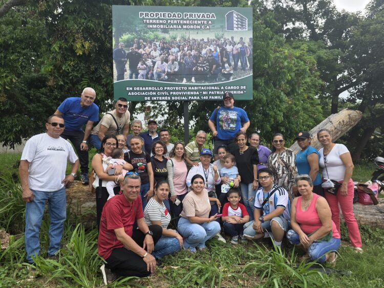 Representantes de las familias asociadas posan orgullosos junto a la valla l (Gráficas: Miguel Albarrán)