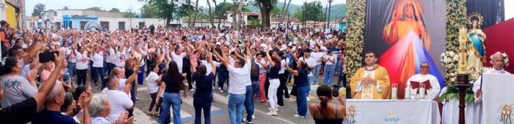 La feligresía se desbordó en las adyacencias del templo parroquial de la Inmaculada Concepción y plaza Bolívar. (Fotos Douglas Abreu)
