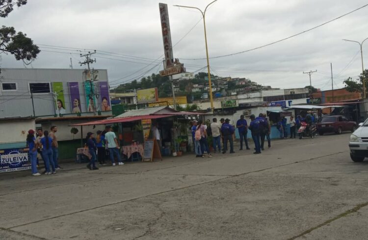 Funcionarios de la Alcaldía de Valera en el momento de informar sobre el desalojo.  Fotos: Cortesía de comerciantes El Victoria.