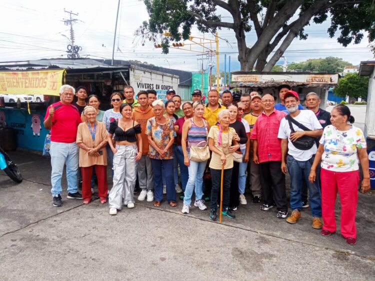 Grupo de ocupantes de puestos del Mercadito El Victoria. Fotos: Cortesía.