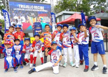 Glorias Deportivas presentes en exhibición del Trofeo de Campeones del Clásico Mundial