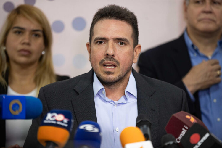 El diputado Stalin González habla durante una rueda de prensa del Grupo Parlamentario Libertad este 13 de abril de 2026, en Caracas (Venezuela). EFE/ Ronald Pena R