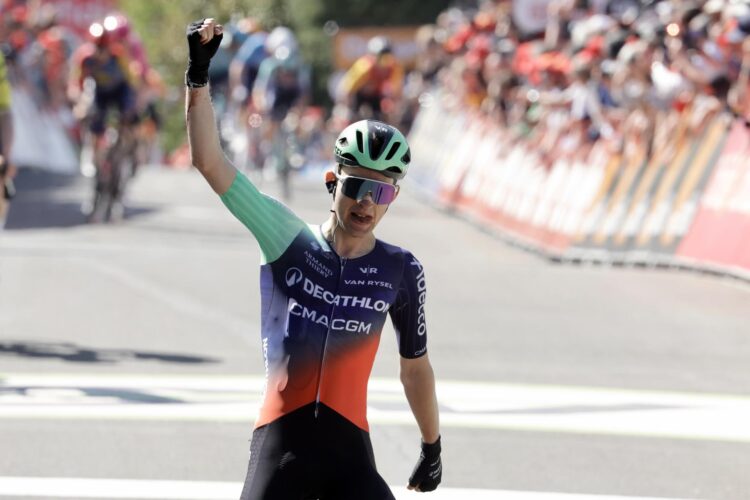 El ciclista francés Paul Seixas, la sensación de la temporada, en el momento de ganar el miércoles la Flecha Valona. EFE/EPA/OLIVIER MATTHYS