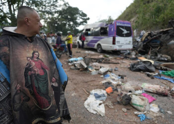 Sube a 20 el número de civiles muertos por ataque con explosivos en carretera de Colombia