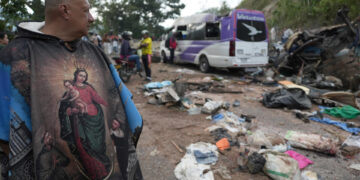 Sube a 20 el número de civiles muertos por ataque con explosivos en carretera de Colombia