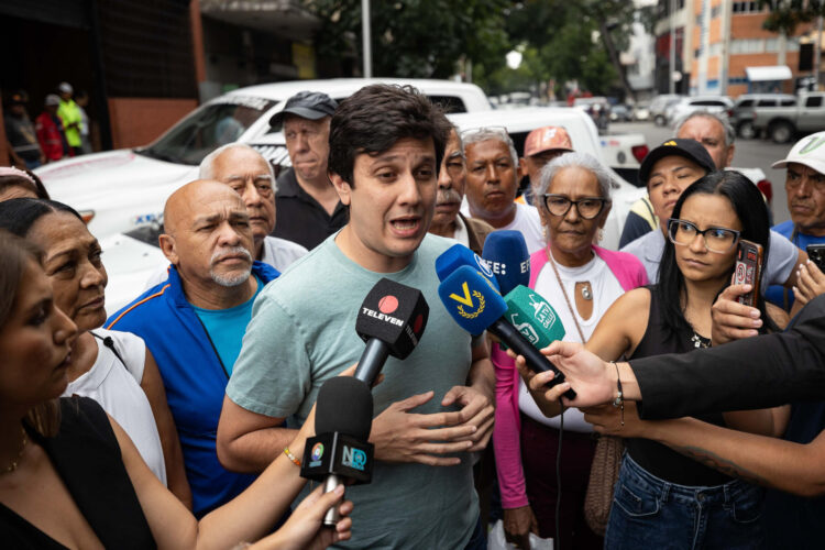 El expreso político Jesús Armas habla con periodistas durante una manifestación este viernes, frente a la sede de Hidrocapital en Caracas (Venezuela). EFE/ Ronald Peña R