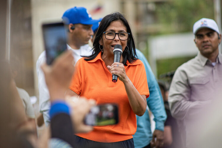 La presidenta encargada de Venezuela, Delcy Rodríguez, habla frente a la Basílica de Nuestra Señora del Rosario de Chiquinquirá este 19 de abril de 2026, en Maracaibo (Venezuela). EFE/ Henry Chirinos
