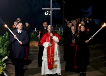 León XIV recupera la tradición de portar la cruz en multitudinario viacrucis en el Coliseo