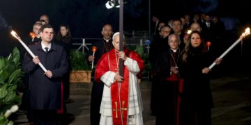 León XIV recupera la tradición de portar la cruz en multitudinario viacrucis en el Coliseo