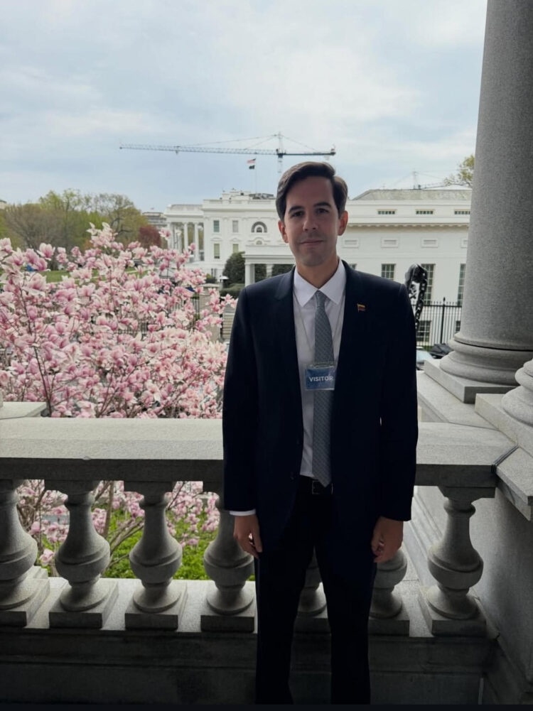 Fotografía tomada de la cuenta oficial en la red social Instagram del viceministro venezolano para Europa y Norteamérica, Oliver Blanco, @oliverblanco posando este miércoles, en Washington (EE.UU.). EFE/ @oliverblanco