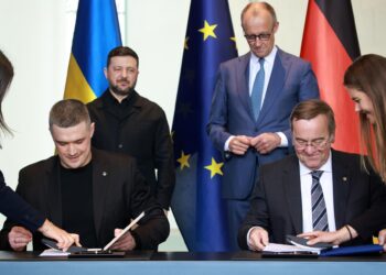 Alemania y Ucrania firman acuerdos que financiarán cientos de misiles para Patriot