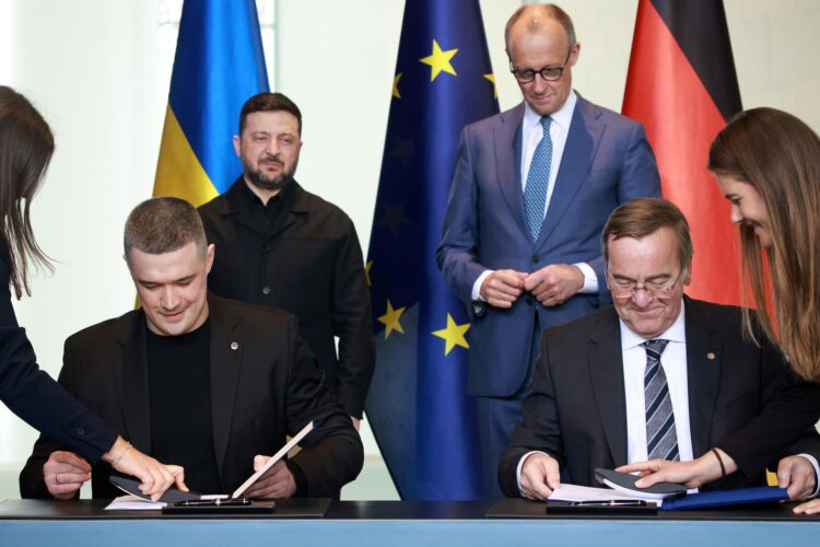 - El ministro de Defensa alemán, Boris Pistorius (D), y el ministro de Defensa de Ucrania, Mykhailo Fedorov (2-I), firman un acuerdo germano-ucraniano sobre cooperación en defensa en presencia del canciller alemán, Friedrich Merz (2-D), y el presidente ucraniano, Volodymyr Zelensky (3-I), en Berlín, Alemania, 14 de abril de 2026. Tras las elecciones húngaras del 12 de abril, el Gobierno alemán espera que el paquete de préstamos de la UE de 90.000 millones de euros para Ucrania se desbloquee rápidamente. (Elecciones, Alemania, Ucrania) EFE/EPA/CLEMENS BILAN