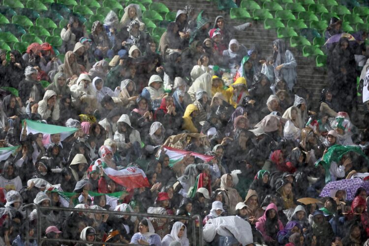 Hinchas de Irán presencia un partido de su selección en teherán. EFE/EPA/ABEDIN TAHERKENAREH