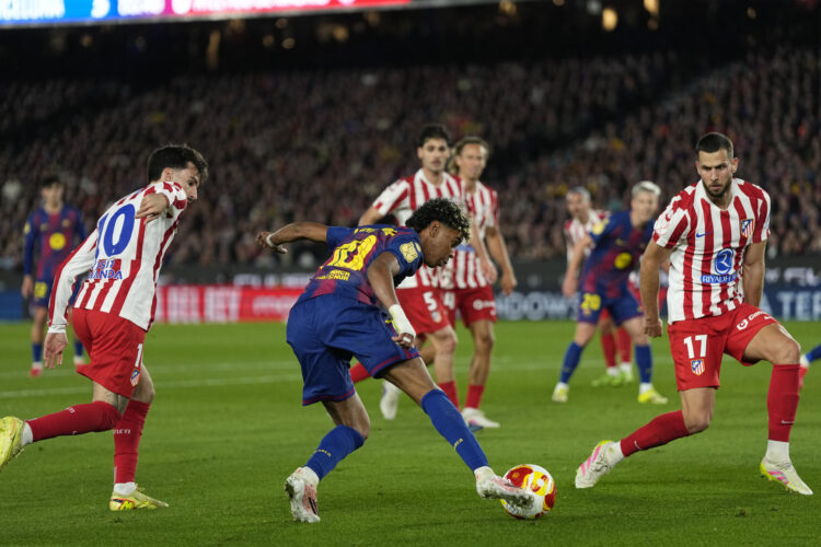 El delantero del Barcelona Lamine Yamal (c) intenta llevarse el balón rodeado de jugadores del Atlético de Madri. EFE/Siu Wu.