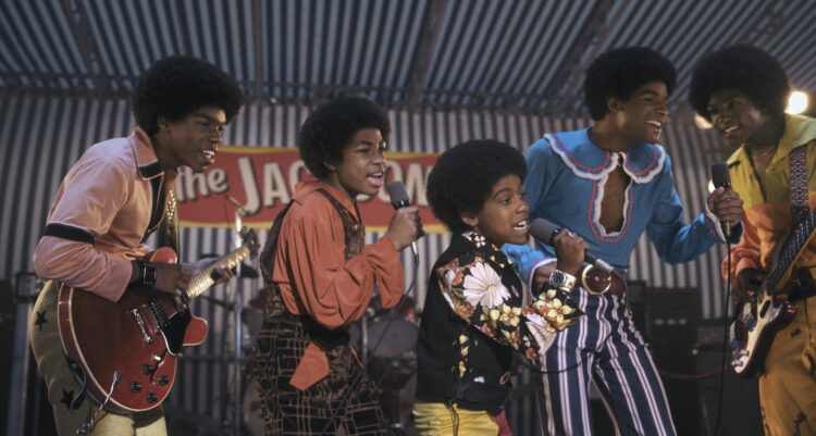 Judah Edwards como Tito, Jaylen Hunter como Marlon, Juliano Krue Valdi as Michael Jackson, Nathaniel McIntyre como Jackie y Jayden Harville como Jermaine, los Jackson Five, en una imagen de la película 'Michael'. EFE/Lionsgate. SOLO USO EDITORIAL/SOLO DISPONIBLE PARA ILUSTRAR LA NOTICIA QUE ACOMPAÑA (CRÉDITO OBLIGATORIO)