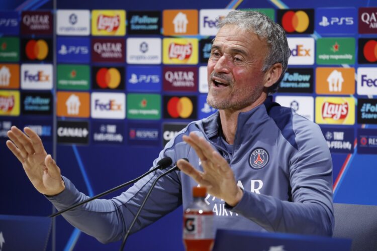 El entrenador del PSG, Luis Enrique, durante la rueda de prensa en el centro de entrenamiento en Poissy, al oeste de París. EFE/EPA/YOAN VALAT