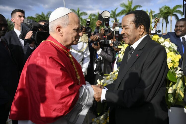 Imagen de 15 de abril de 2026 cedida por el Vaticano del encuentro entre el papa León XIV y el presidente de Camerún, Paul Biya. EFE/EPA/VATICAN MEDIA HANDOUT HANDOUT