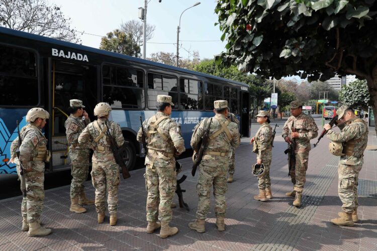 Fotografía de archivo del 21 de octubre de 2025 que muestra a militares patrullando una calle, en Lima (Perú). EFE/ Paolo Aguilar ARCHIVO