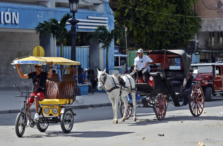 Fotografía que muestra carruajes vacíos este martes, en La Habana (Cuba). EFE/ Ernesto Mastrascusa