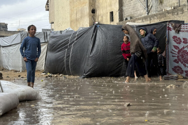 Imagen de archivo de tiendas de campaña en Gaza. EFE/Ahmad Awad