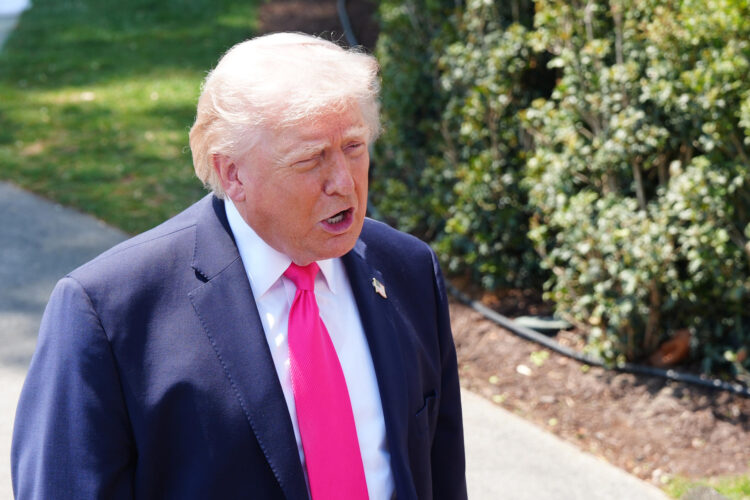 El presidente de los Estados Unidos, Donald Trump, habla con periodistas este jueves, en la Casa Blanca en Washington (Estados Unidos). EFE/ Octavio Guzmán