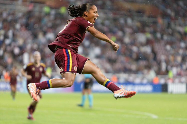 Kika Moreno, de Venezuela, celebra un gol durante un partido de la Liga de Naciones Femenina entre Venezuela y Bolivia en el estadio Metropolitano de Fútbol de Lara en Cabudare (Venezuela). EFE/Edison Suárez