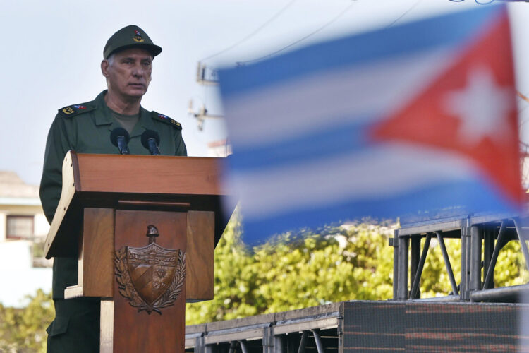 El presidente de Cuba, Miguel Díaz-Canel, habla en un acto por la conmemoración del aniversario 65 de la proclamación del carácter socialista de la revolución cubana, este jueves, en La Habana (Cuba). EFE/ Ernesto Mastrascusa