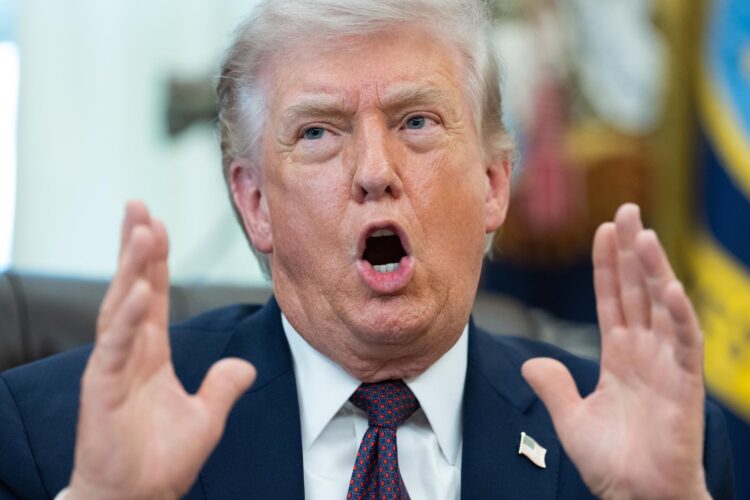 El presidente de Estados Unidos, Donald J. Trump, pronunció un discurso durante la firma de una orden ejecutiva en el Despacho Oval de la Casa Blanca en Washington, D.C., EE. UU., el 31 de marzo de 2026. La orden instruye al gobierno federal, a través del Servicio Postal de los Estados Unidos, a proporcionar a los estados datos sobre la elegibilidad de los votantes. EFE/EPA/AARON SCHWARTZ / POOL