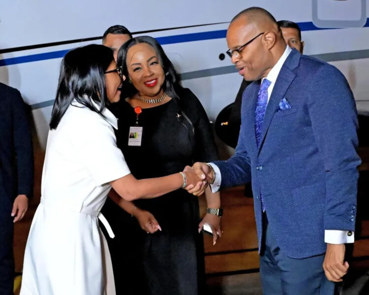 Fotografía tomada a través de rastreo de redes que muestra a la presidenta encargada de Venezuela, Delcy Rodríguez, estrechando la mano del ministro de Asuntos y Comercio Exterior, el senador Christopher Sinckler, durante su llegada este lunes al Aeropuerto Internacional Grantley Adams, en Seawell (Barbados), en el marco de su segundo viaje oficial desde que asumió las funciones del Ejecutivo en enero. EFE/ Rastreo de redes
