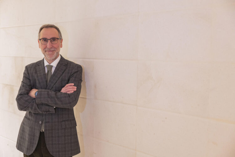 El investigador Antoni Ribas (experto en cáncer, español que trabaja en la UCLA) en una entrevista con EFE. EFE/Sergio Pérez