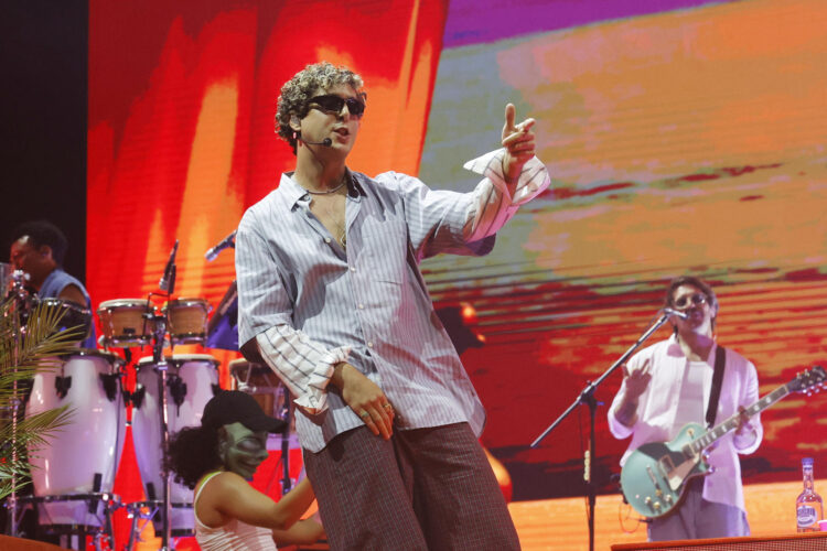 Alberto "Beto" Montenegro, integrante de la banda venezolana Rawayana, canta durante un concierto este jueves en el Movistar Arena en Bogotá (Colombia). EFE/ Mauricio Dueñas Castañeda