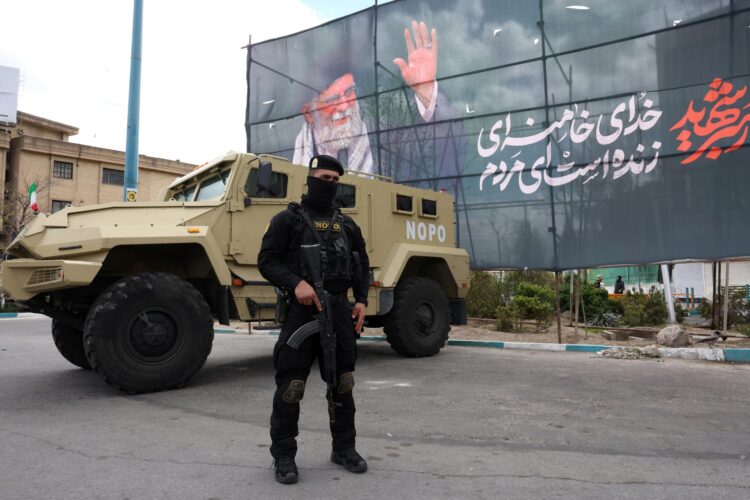 - Un miembro de las fuerzas de seguridad iraníes monta guardia junto a una pancarta en honor al exlíder supremo iraní Ali Jamenei, en Teherán, Irán, este lunes. Una operación militar conjunta de Estados Unidos e Israel, iniciada el 28 de febrero, continúa atacando objetivos estratégicos en todo Irán.-EFE/ Abedin Taherkenareh