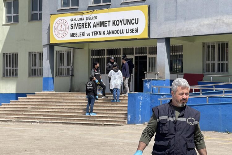 Policías turcos ante el centro escolar de Sanliurfa, donde el 14 de abril un joven disparó contra estudiantes. EFE/EPA/STRINGER