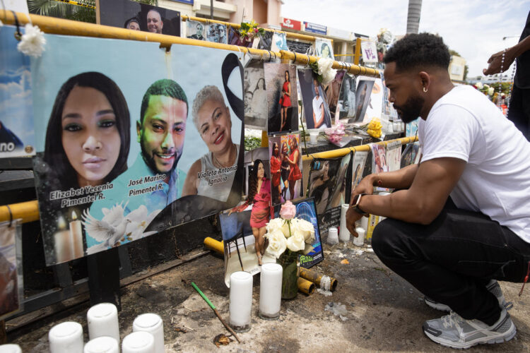 Una persona observa fotografías de víctimas en un altar este 8 de abril de 2026, en Santo Domingo (República Dominicana). EFE/ Orlando Barría