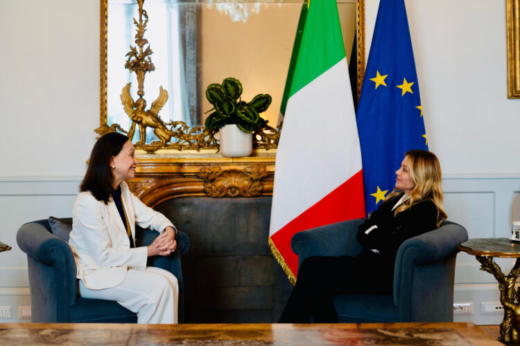 La primera ministra de Italia, Giorgia Meloni (d), se reunió este jueves en Roma con la líder opositora y premio Nobel de la Paz María Corina Machado, dentro de su gira europea, según ha confirmado el Gobierno italiano. EFE/Palazzo Chigi SOLO USO EDITORIAL/SOLO DISPONIBLE PARA ILUSTRAR LA NOTICIA QUE ACOMPAÑA (CRÉDITO OBLIGATORIO)