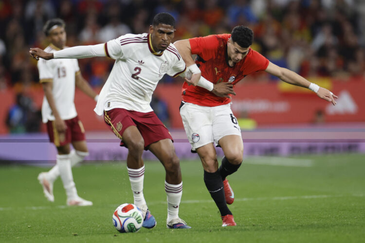 El defensa de la selección española, Cristhian Mosquera (i), protege el balón ante el jugador de Egipto, Emam Ashour, durante el encuentro amistoso que disputan este martes en el RCD Stadium, en Barcelona. EFE / Alberto Estevez.