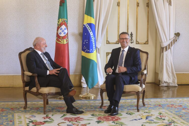 El presidente portugués, Antonio Jose Seguro (D), habla con el presidente brasileño, Lula da Silva (I), durante una reunión en el Palacio de Belém, en Lisboa.   EFE/EPA/ANTONIO PEDRO SANTOS