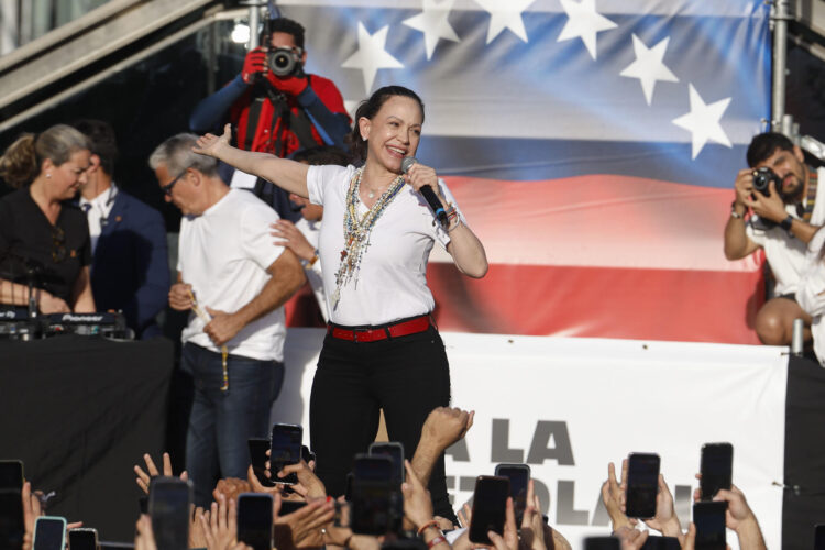 María Corina Machado, la líder opositora venezolana, durante un encuentro con la comunidad de su país en España, este sábado en la Puerta del Sol, en Madrid. EFE/ Javier Lizón